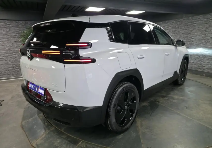 Vue 3/4 arrière droite du Citroën C5 Aircross blanc avec toit noir et feux arrière LED distinctifs.