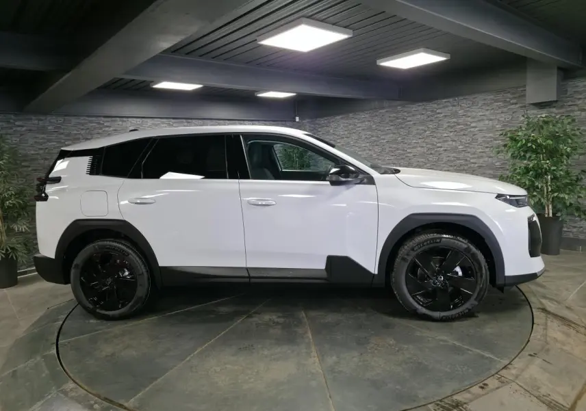 Vue latérale droite du Citroën C5 Aircross blanc avec jantes noires et détails noirs contrastants en intérieur.
