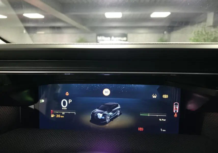 Affichage numérique du tableau de bord du Citroën C5 Aircross hybride, vue frontale du véhicule en 3D.