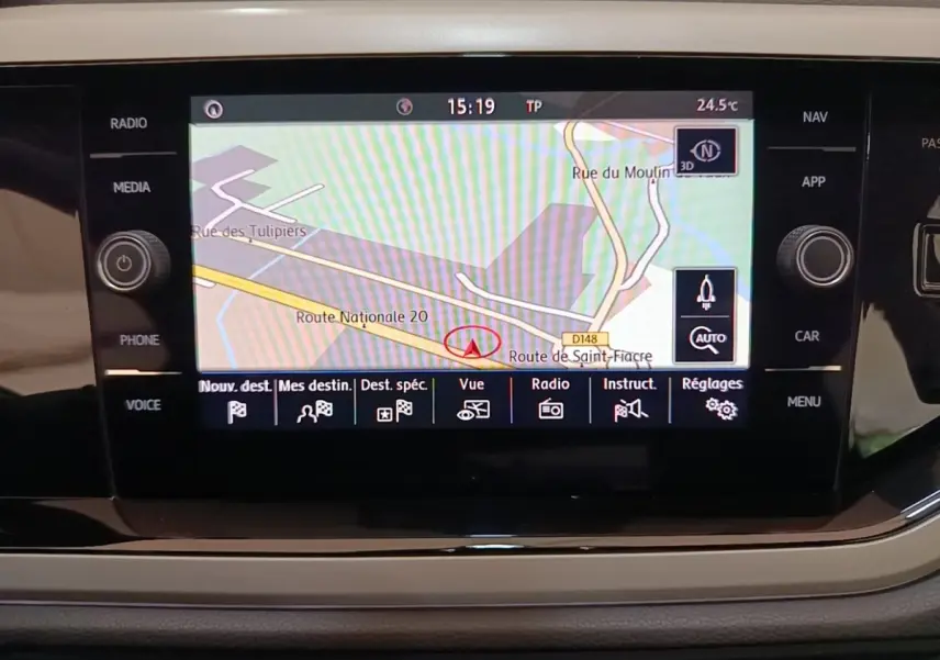 Écran tactile de navigation couleur de la Volkswagen Polo 1.0 TSI 115 DSG7 Carat, vue intérieure centrale.