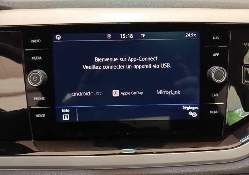 Écran tactile central de la Volkswagen Polo 2020 affichant la connexion App-Connect, entouré de commandes noires.