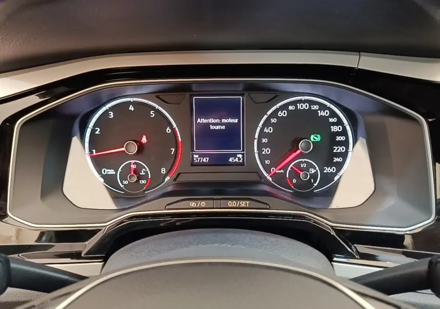 Vue rapprochée du tableau de bord numérique de la Volkswagen Polo 2020, affichant les compteurs et un message d'alerte moteur.