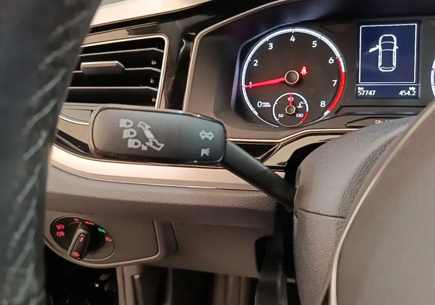 Vue rapprochée du tableau de bord et du volant noir d’une Volkswagen Polo 1.0 TSI 115 DSG7 Carat avec commandes et compte-tours visibles.