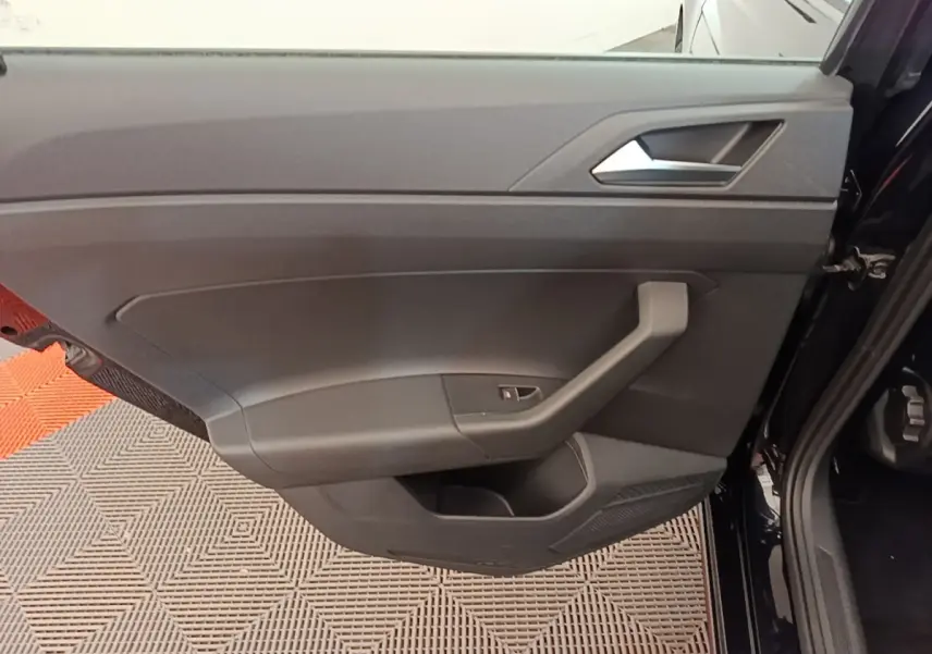 Porte intérieure côté gauche noire de Volkswagen Polo 1.0 TSI 115 DSG7 Carat 2020, avec poignée et commande vitre.
