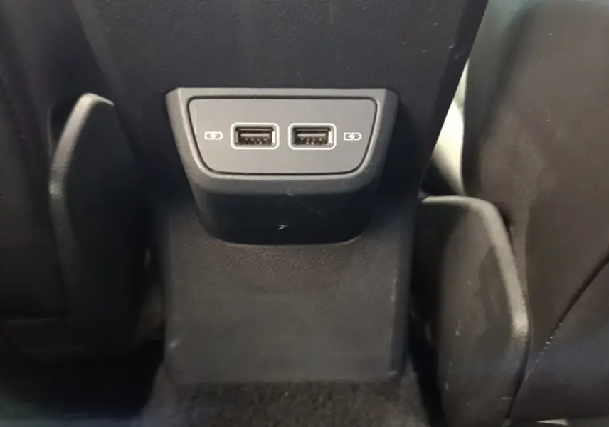 Prise USB double vue de près à l'arrière des sièges noirs d'une Volkswagen Polo 1.0 TSI 115 DSG7 Carat 2020.