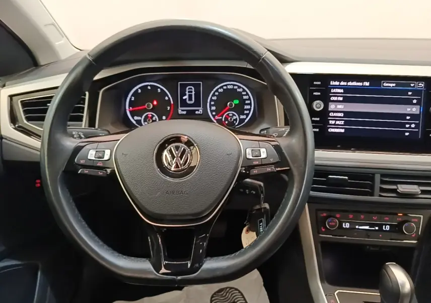 Vue intérieure centrée sur le volant cuir noir et tableau de bord digital avec écran tactile de la Volkswagen Polo 2020.