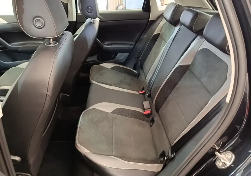 Vue intérieure côté droit sur la banquette arrière en tissu gris et cuir noir de la Volkswagen Polo noire 2020.