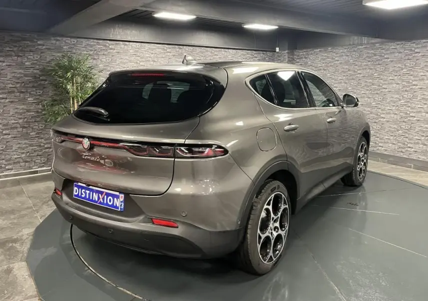 Vue 3/4 arrière droite d'une Alfa Romeo Tonale gris foncé avec feux arrière LED et jantes alliage 19 pouces Veloce.