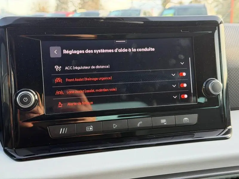 Écran tactile central du tableau de bord de la SEAT Ibiza 2025, affichant les réglages des aides à la conduite.