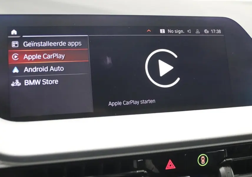 Écran tactile intérieur de BMW Série 1 116d 2023 affichant les options Apple CarPlay et Android Auto.