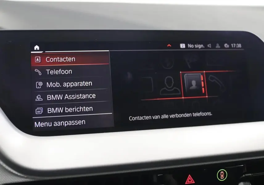 Écran central du système GPS et multimédia de la BMW Série 1 116d 2023, affichant le menu contacts en néerlandais.
