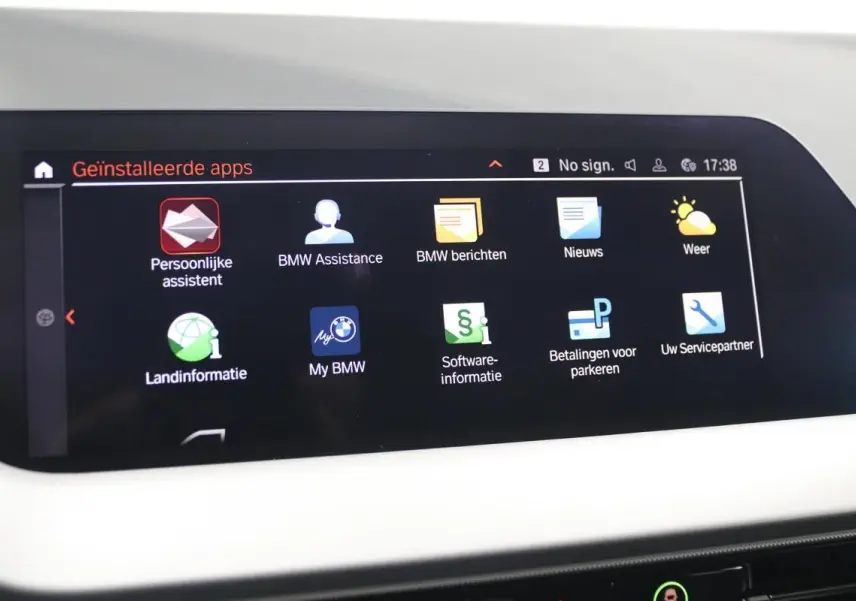 Écran tactile central de la BMW Série 1 116d 2023 affichant les applications installées en interface digitale moderne.