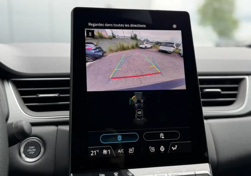 Écran central tactile du Renault Captur 2026 affichant la caméra de recul avec vue arrière du parking.
