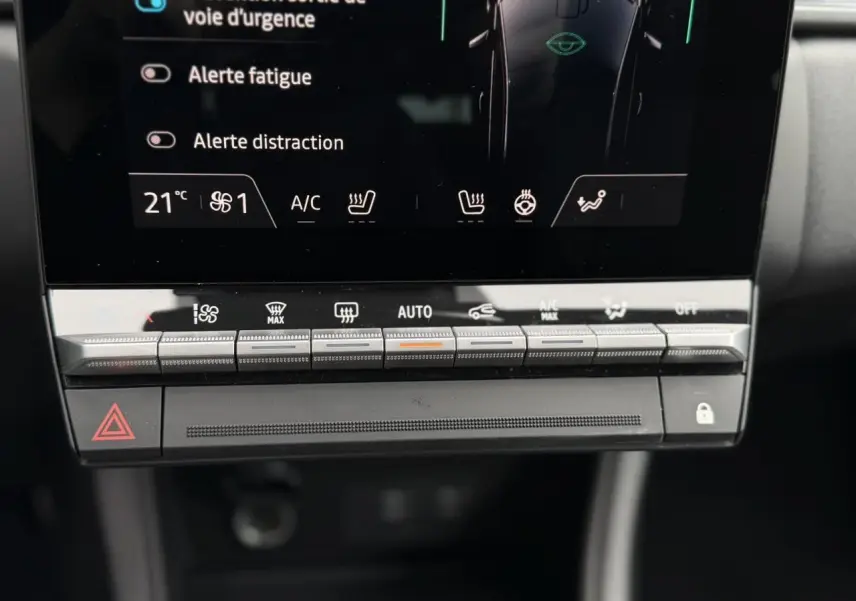 Détail du tableau de bord tactile du Renault Captur 2026 avec commandes climatisation et alertes sécurité visibles.