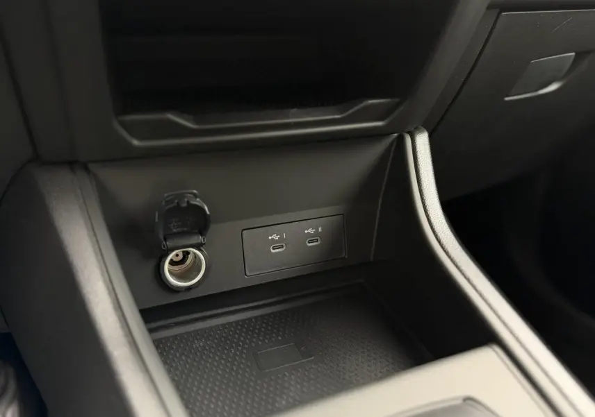 Gros plan sur la console centrale noire du Renault Captur 2026 avec prises USB-C et prise 12V ouverte.