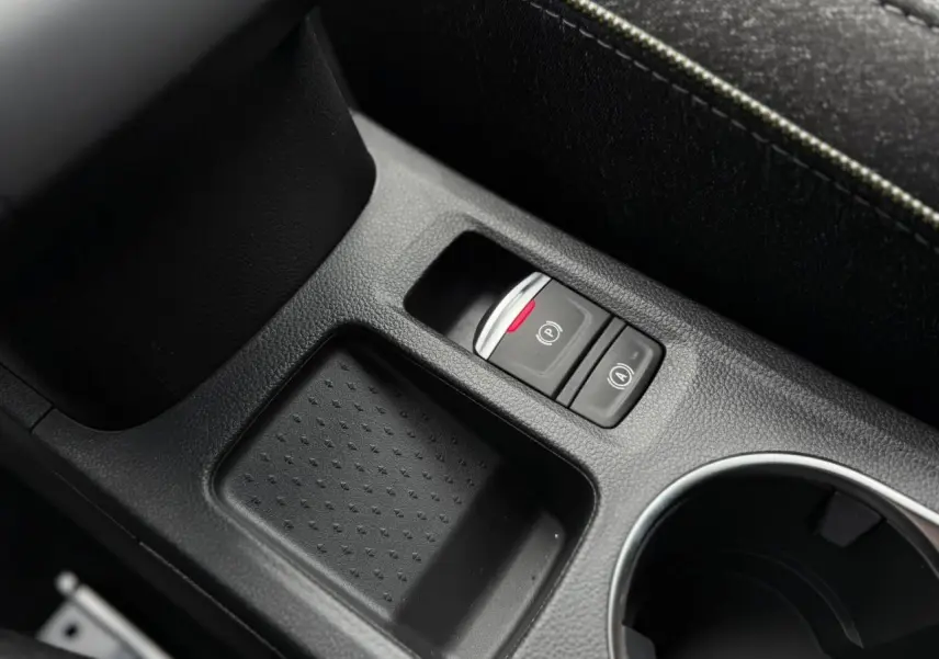 Gros plan sur la console centrale noire du Renault Captur 2026, avec frein de parking électrique et rangement.