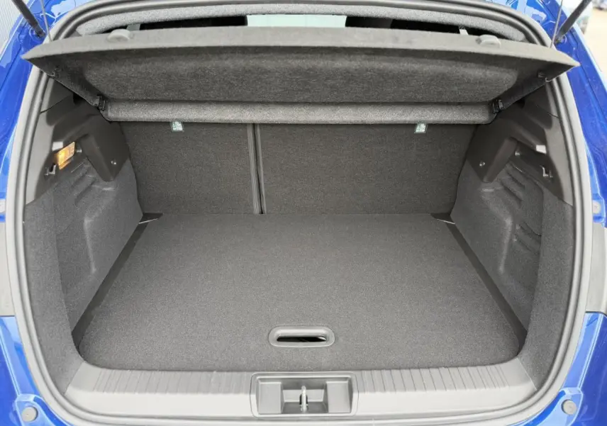 Coffre ouvert vu de l'arrière d'un Renault Captur 2026 Bleu Iron, montrant l'espace de chargement vide.