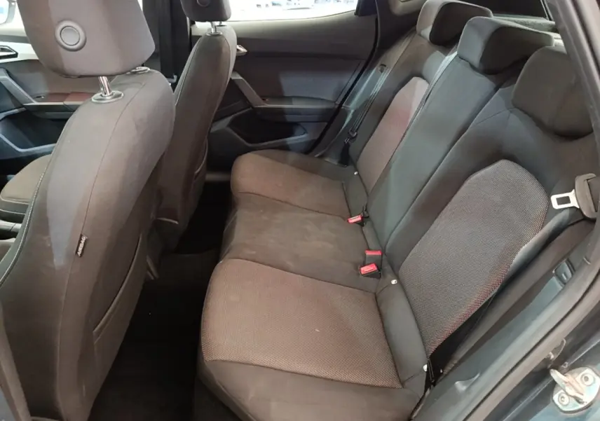 Vue intérieure côté droit montrant la banquette arrière en tissu gris foncé de la SEAT Arona 2019.