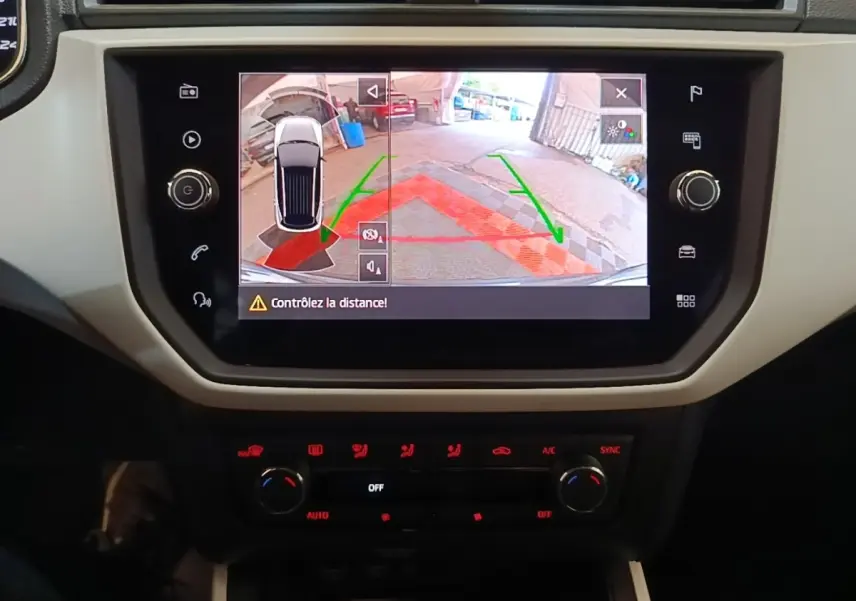 Écran tactile central de la SEAT Arona gris clair 2019 affichant la caméra de recul avec guidage vert et rouge.