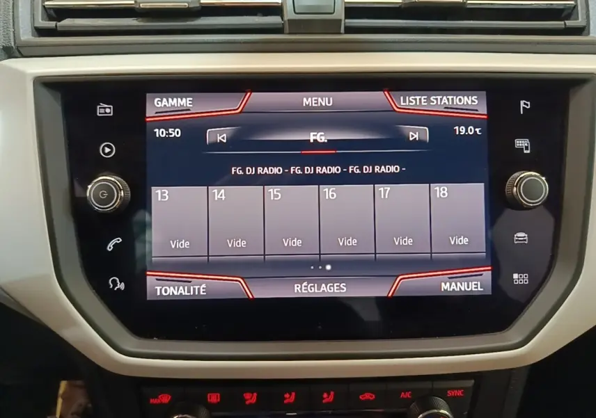 Écran tactile central du tableau de bord du SEAT Arona 2019 affichant les stations radio, vu de face.