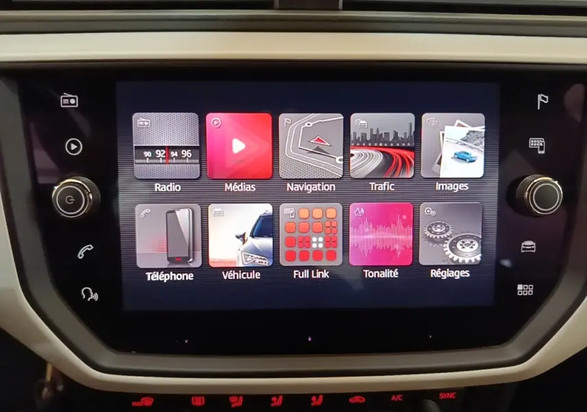 Écran tactile central de la SEAT Arona 2019 affichant les menus radio, médias, navigation et téléphone.