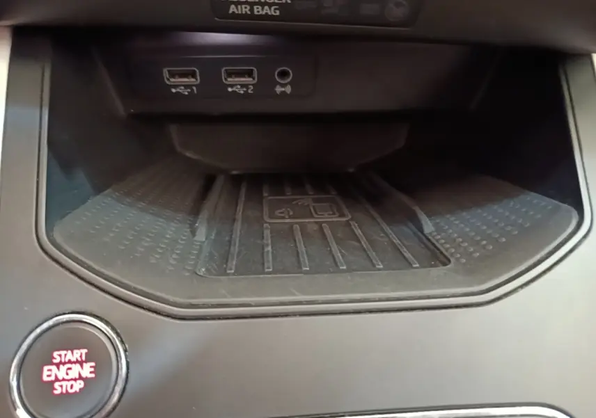 Vue rapprochée de la console centrale noire du SEAT Arona 2019 avec bouton start/stop et ports USB visibles.