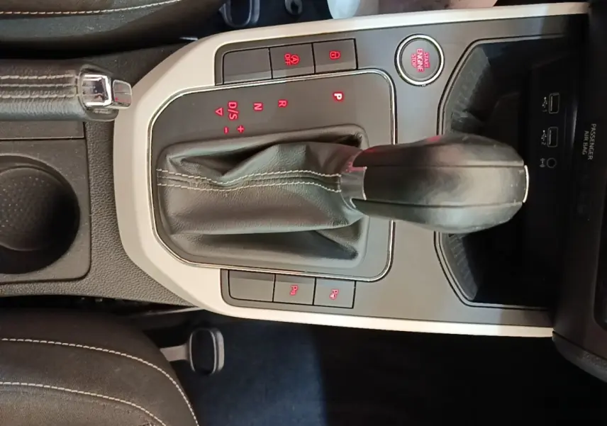 Gros plan sur la console centrale avec levier de vitesse automatique et bouton Start/Stop dans une SEAT Arona 2019.