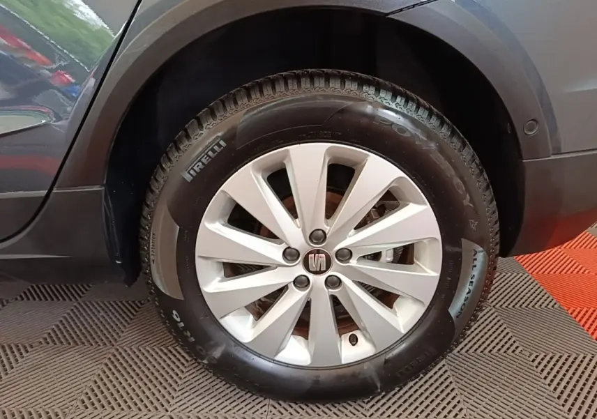 Gros plan sur la roue arrière droite grise d'un SEAT Arona 2019 avec jante alliage et pneu Pirelli all season.