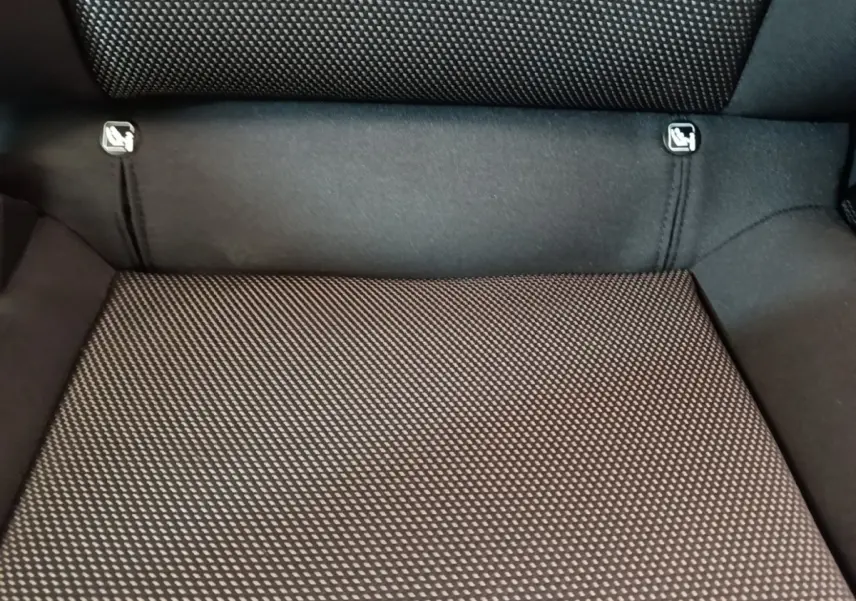 Vue rapprochée de la banquette arrière noire et grise du SEAT Arona 2019 avec fixation Isofix visible.