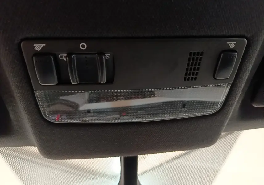 Plafonnier intérieur avec commandes d'éclairage et spots de lecture du SEAT Arona gris clair, vue de dessous.