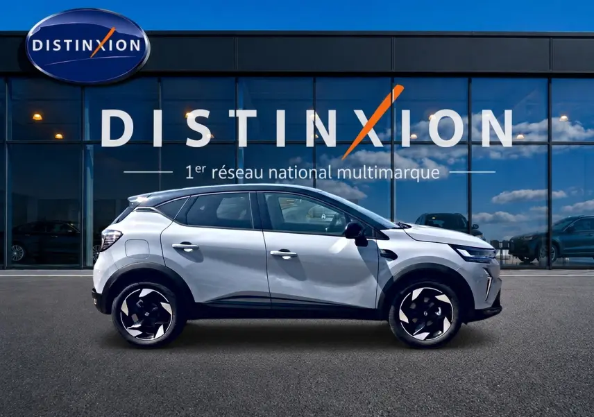 Renault Captur 1.2 TCe 115 Techno 2026 en profil droit, couleur Rafale avec toit noir et jantes alu distinctives.