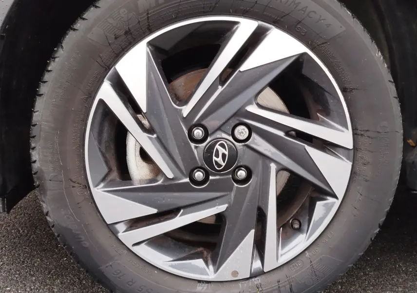 Gros plan sur la jante alliage bicolore grise et noire avec logo Hyundai au centre, montée sur pneu Michelin.