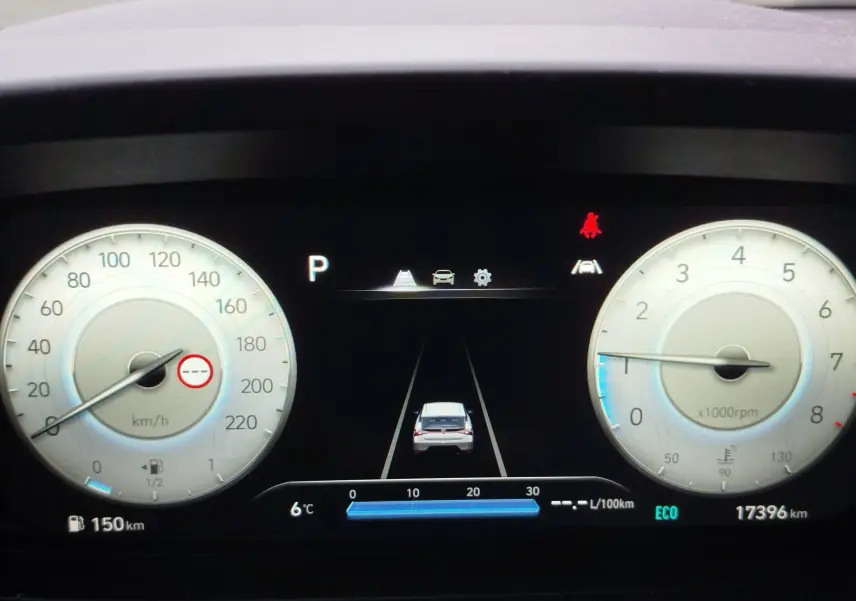 Tableau de bord numérique de Hyundai Bayon 2022, affichage vitesse, régime, température et assistance conduite en blanc et noir.