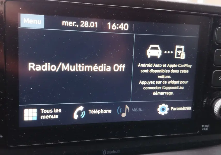 Écran tactile central de la Hyundai Bayon 2022 affichant le menu radio/multimédia désactivé, interface en français.