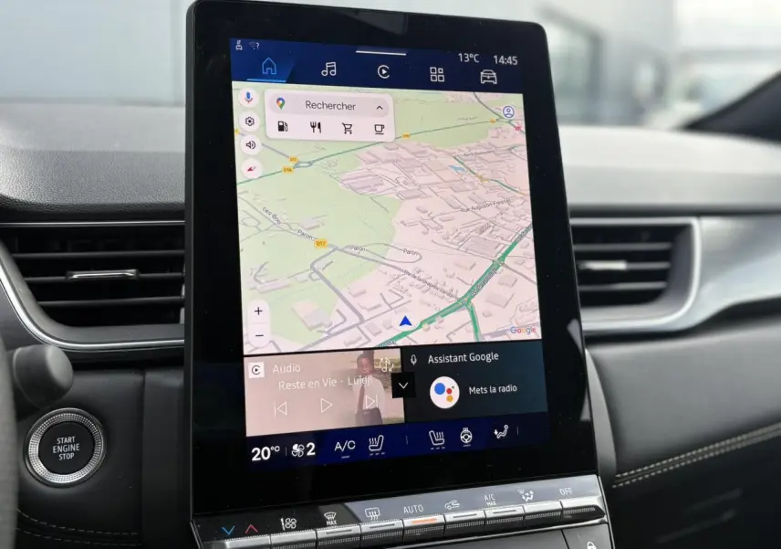Écran tactile vertical du système de navigation Google Maps dans le tableau de bord d’une Renault Symbioz bleu Iron.