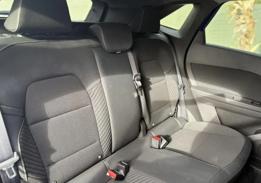 Vue intérieure côté droit sur la banquette arrière noire du Renault SYMBIOZ E-Tech Full Hybrid 2025.