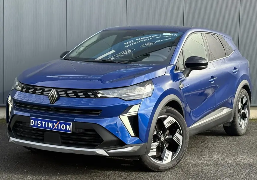 Renault Symbioz bleu Iron en 3/4 avant droit, avec jantes 18 pouces et calandre distinctive noire.