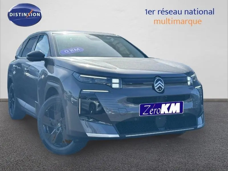 Vue 3/4 avant d'un Citroën C5 Aircross gris Platinium avec calandre distinctive et jantes noires.