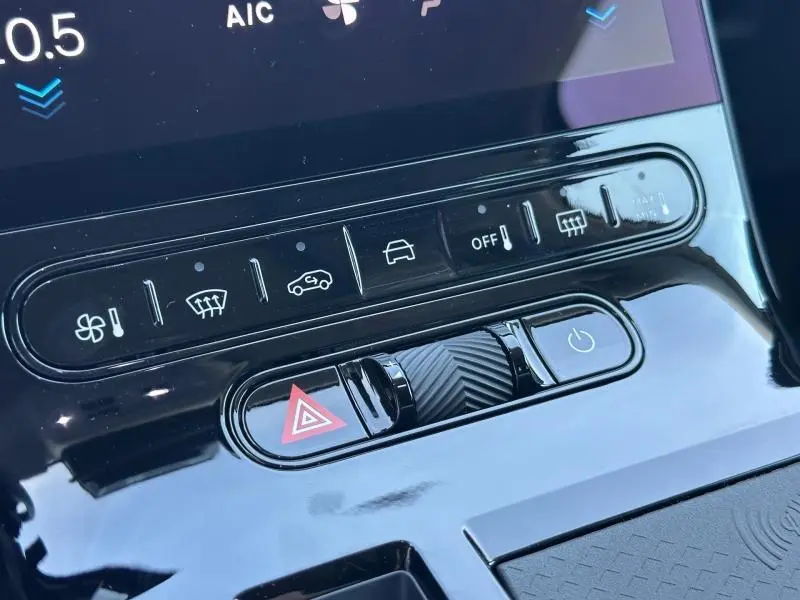 Gros plan sur les commandes de climatisation et d’alerte du tableau de bord du Citroën C5 Aircross gris Platinium.