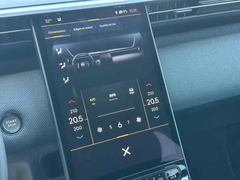Vue rapprochée de l’écran tactile central du Citroën C5 Aircross gris Platinium, affichant les réglages de climatisation.