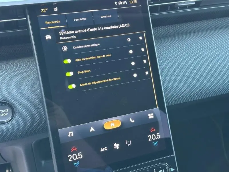Écran tactile central du Citroën C5 Aircross 2026 affichant les aides à la conduite et la climatisation à 20,5°C.