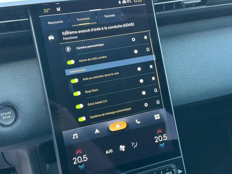 Écran tactile central du Citroën C5 Aircross 2026 affichant les aides à la conduite, avec bouton Start/Stop à gauche.