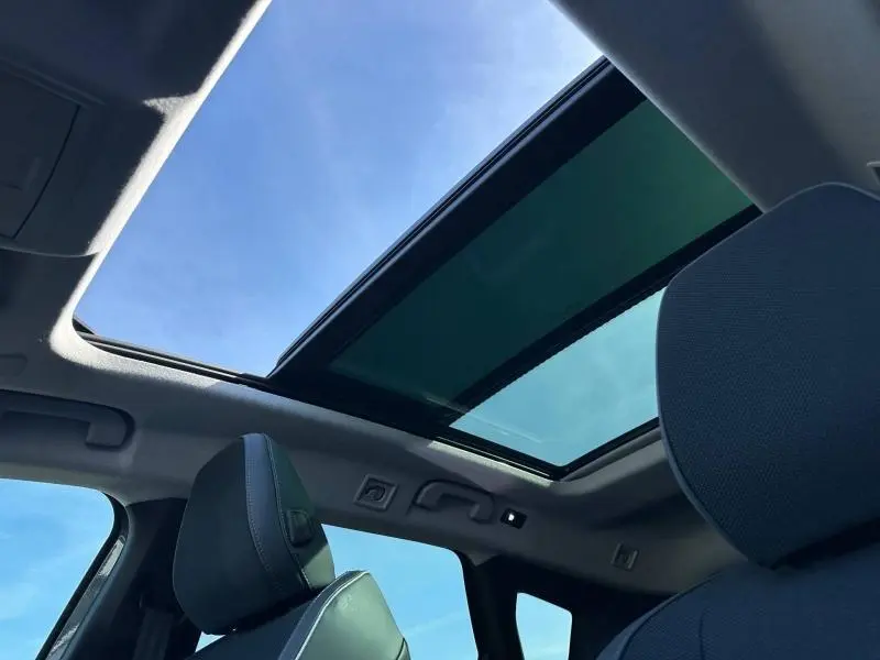 Vue intérieure du toit ouvrant panoramique et des sièges avant du Citroën C5 Aircross gris Platinium 2026.