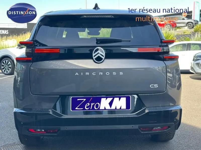 Vue arrière d'un Citroën C5 Aircross gris Platinium avec feux arrière LED horizontaux et logo centré.