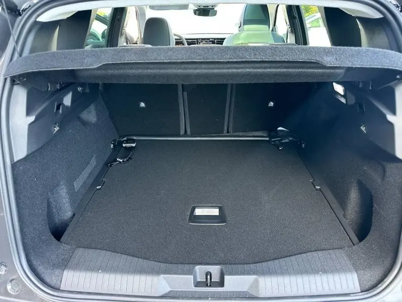 Coffre ouvert vu de l'arrière d'un Citroën C5 Aircross gris Platinium, montrant l'espace de chargement et banquette arrière.