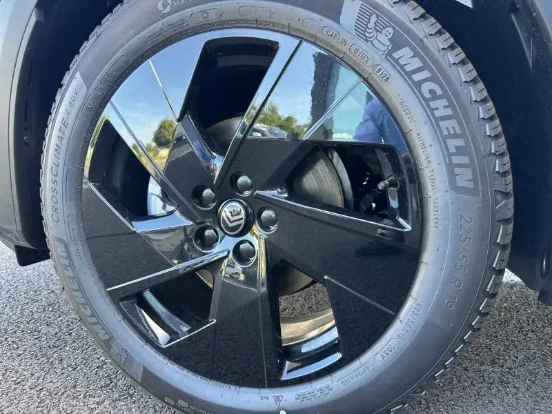 Gros plan sur la jante noire brillante et le pneu Michelin du Citroën C5 Aircross Gris Platinium 2026.