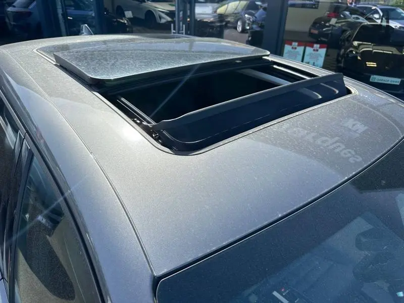 Toit ouvrant panoramique ouvert sur un Citroën C5 Aircross gris Platinium, vue rapprochée du dessus côté gauche.