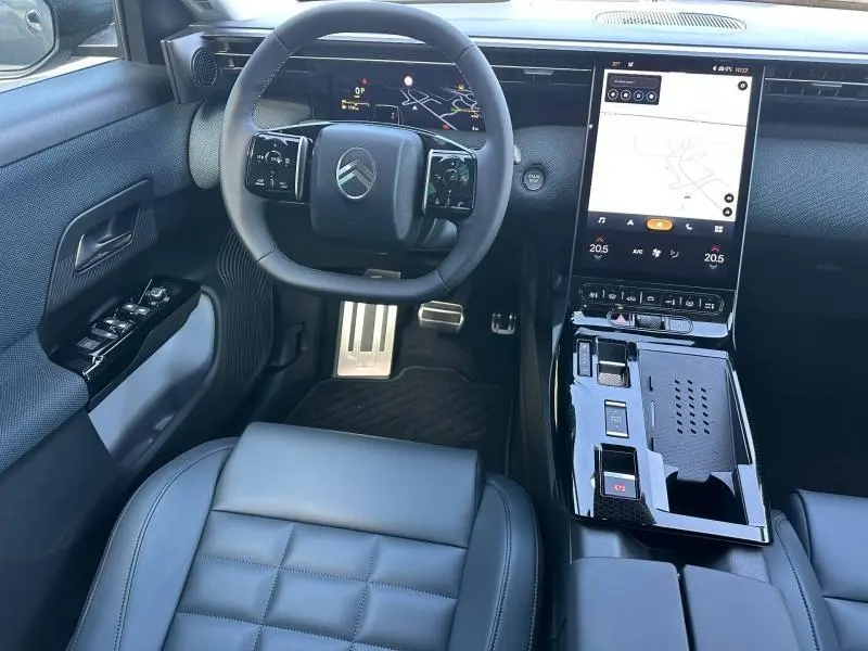 Vue intérieure avant du Citroën C5 Aircross gris Platinium, volant multifonction, écran tactile vertical et sièges cuir noirs.