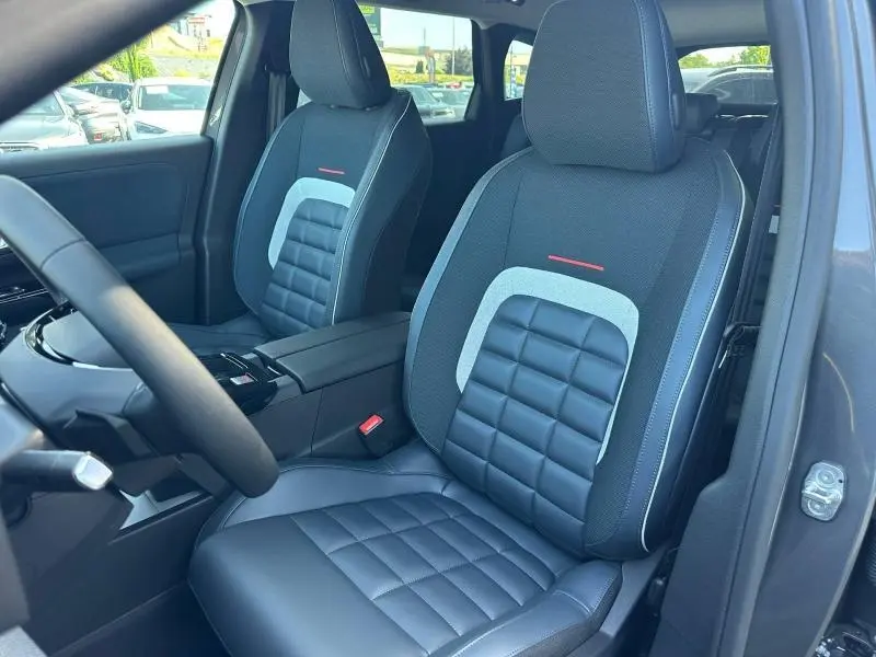 Vue intérieure côté conducteur du Citroën C5 Aircross gris Platinium, sièges avant en tissu et cuir avec surpiqûres rouges.