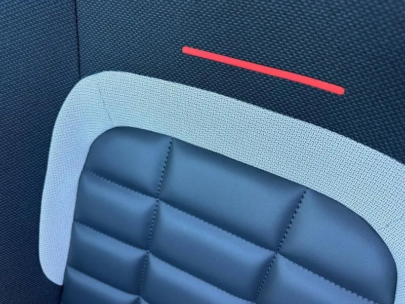 Détail de la sellerie intérieure bleu et tissu bleu avec surpiqûres rouges du Citroën C5 Aircross 2026.